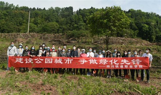 龙泉山植树